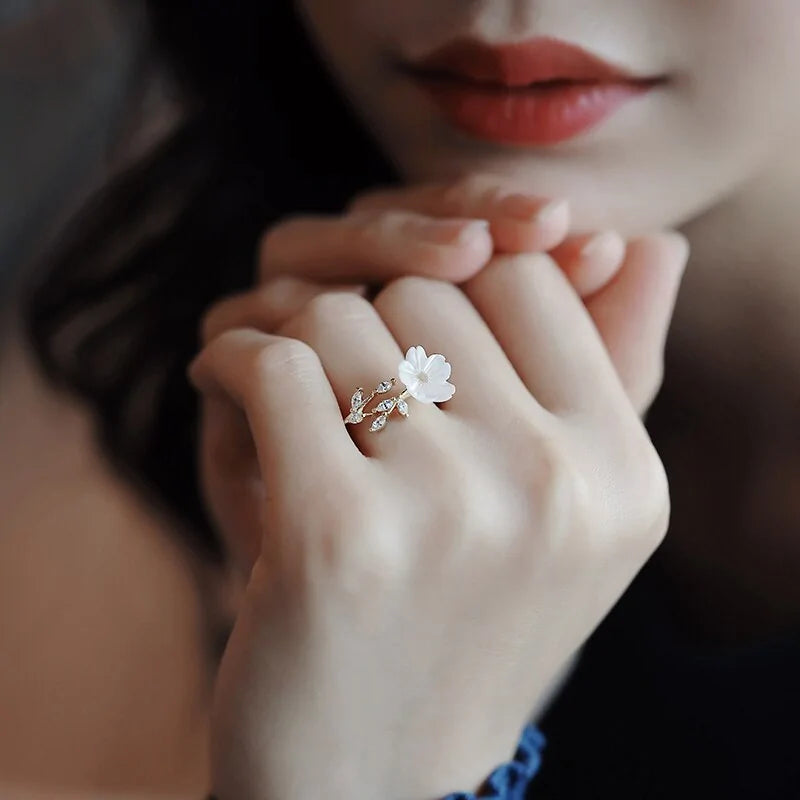 Majorelle White Shell Flower Opening Rings