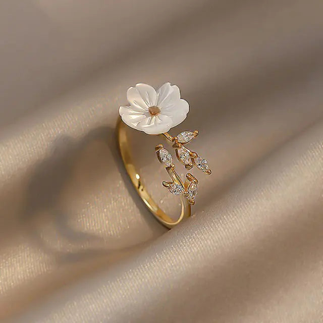 Majorelle White Shell Flower Opening Rings