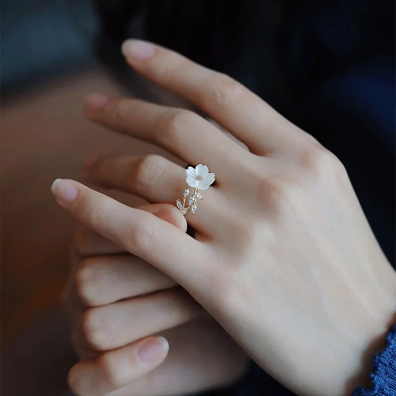 Majorelle White Shell Flower Opening Rings